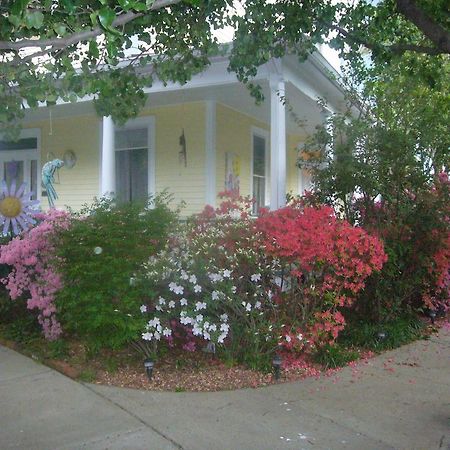 Blooming Garden Inn Durham Exterior photo