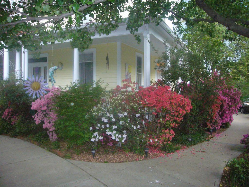 Blooming Garden Inn Durham Exterior photo